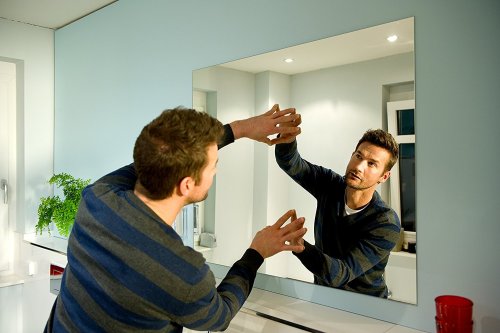 Как повесить большое зеркало на стену 
