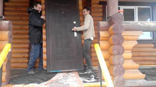 Как установить входную дверь в деревянном доме 
